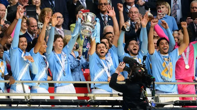 مانشستر سيتي يتوّج بكأس الاتحاد الإنجليزي وسط احتفالات تاريخية بعد الفوز على تشيلسي – صور وفيديو